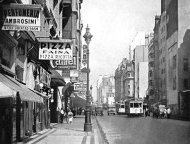 1937. Avenida Corrientes al 1200. Foto: Horacio Cóppola